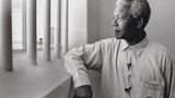 Nelson Mandela hat 18 seiner 27 Gefängnisjahre in dieser Zelle auf Robben Island verbracht. Nun kehrt er dorthin zurück. Nicht bitter, nein, stolz blickt er aus dem Fenster. Er ist frei, sein Land ist frei  1994 ist das Apartheidsregime am Ende. Mandelas ANC gewinnt die erste freie Wahl Südafrikas. Er wird zum ersten schwarzen Präsidenten des Landes gewählt