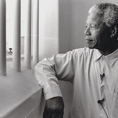 Nelson Mandela hat 18 seiner 27 Gefängnisjahre in dieser Zelle auf Robben Island verbracht. Nun kehrt er dorthin zurück. Nicht bitter, nein, stolz blickt er aus dem Fenster. Er ist frei, sein Land ist frei  1994 ist das Apartheidsregime am Ende. Mandelas ANC gewinnt die erste freie Wahl Südafrikas. Er wird zum ersten schwarzen Präsidenten des Landes gewählt