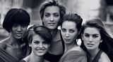 Die schönsten der Schönen  So schön kann es aussehen, wenn eine Ära beginnt: In der New Yorker Watts Street in Lower Manhattan kommen Naomi Campbell, Linda Evangelista, Tatjana Patitz, Christy Turlington und Cindy Crawford zusammen – und Peter Lindbergh fotografiert sie für das Cover der britischen „Vogue“. Lindbergh, einst vom stern entdeckt, ist bereits ein Star. Die fünf jungen Models werden durch seine Aufnahme zu Supermodels, einem Phänomen der 90er-Jahre: Bald sind sie größer als die Mode selbst, bekommen Millionengagen und treten in George Michaels Video zu dessen Song „Freedom“ auf.