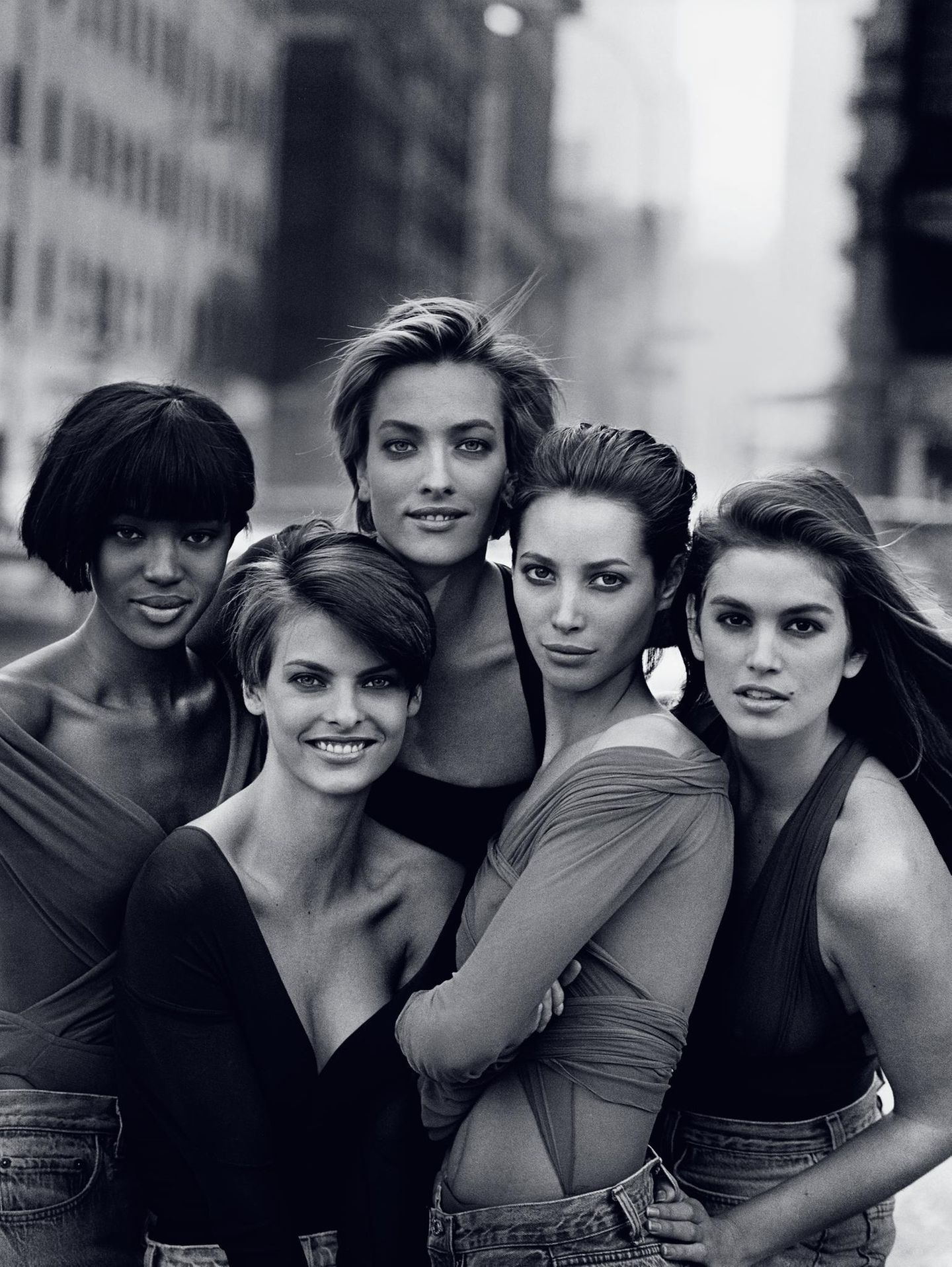 1990 - USA Die schönsten der Schönen So schön kann es aussehen, wenn eine Ära beginnt: In der New Yorker Watts Street in Lower Manhattan kommen Naomi Campbell, Linda Evangelista, Tatjana Patitz, Christy Turlington und Cindy Crawford zusammen – und Peter Lindbergh fotografiert sie für das Cover der britischen „Vogue“. Lindbergh, einst vom stern entdeckt, ist bereits ein Star. Die fünf jungen Models werden durch seine Aufnahme zu Supermodels, einem Phänomen der 90er-Jahre: Bald sind sie größer als die Mode selbst, bekommen Millionengagen und treten in George Michaels Video zu dessen Song „Freedom“ auf.