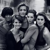 Die schönsten der Schönen  So schön kann es aussehen, wenn eine Ära beginnt: In der New Yorker Watts Street in Lower Manhattan kommen Naomi Campbell, Linda Evangelista, Tatjana Patitz, Christy Turlington und Cindy Crawford zusammen – und Peter Lindbergh fotografiert sie für das Cover der britischen „Vogue“. Lindbergh, einst vom stern entdeckt, ist bereits ein Star. Die fünf jungen Models werden durch seine Aufnahme zu Supermodels, einem Phänomen der 90er-Jahre: Bald sind sie größer als die Mode selbst, bekommen Millionengagen und treten in George Michaels Video zu dessen Song „Freedom“ auf.