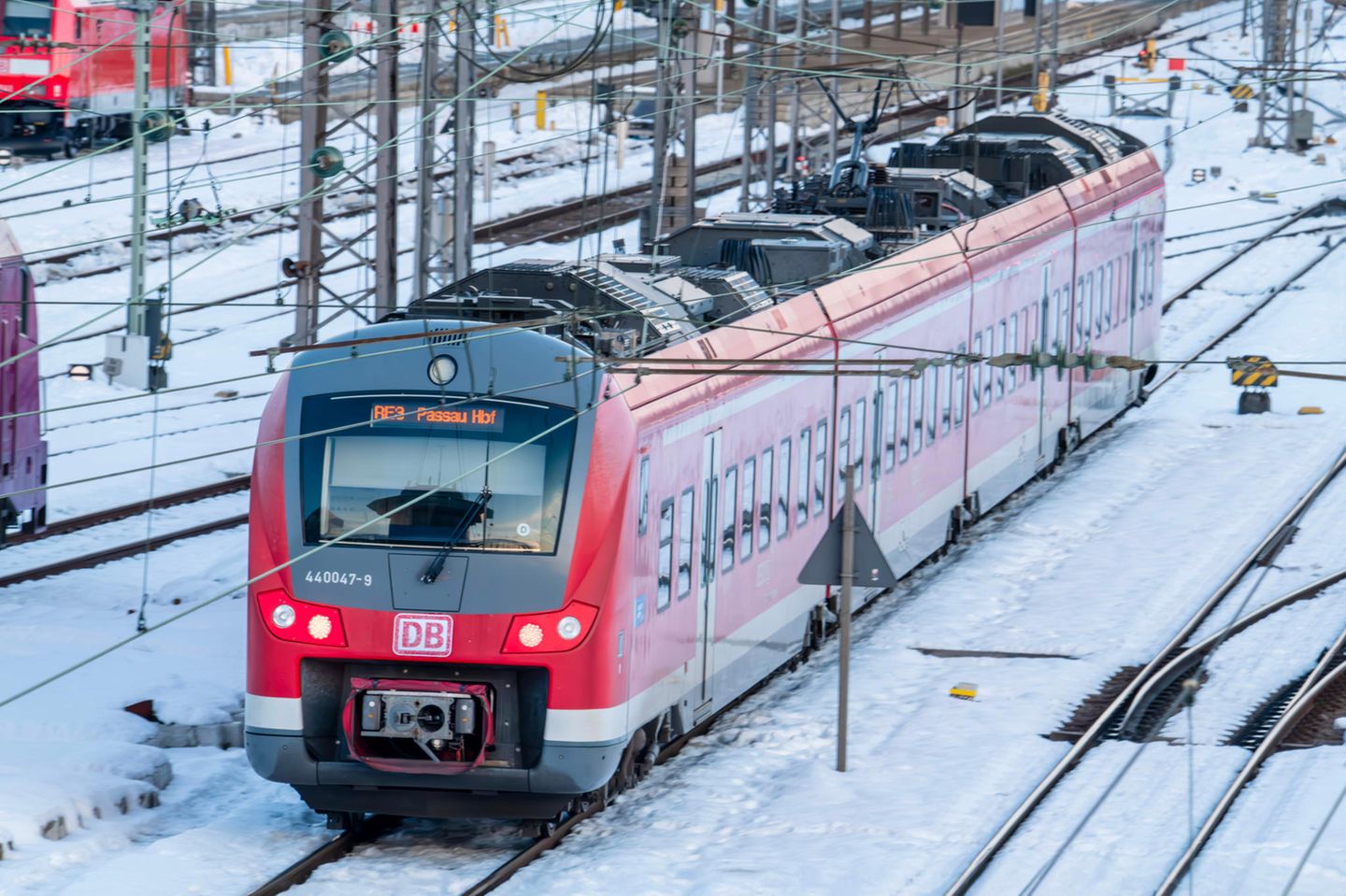 Nahverkehrszug im Schnee