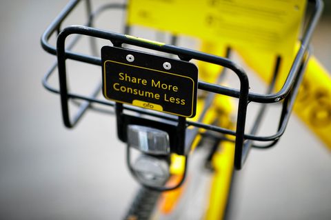 "Teile mehr, konsumiere weniger": Auch diese Aufforderung an einem Berliner Leihfahrrad zeigt einen Weg zu mehr Klimaschutz