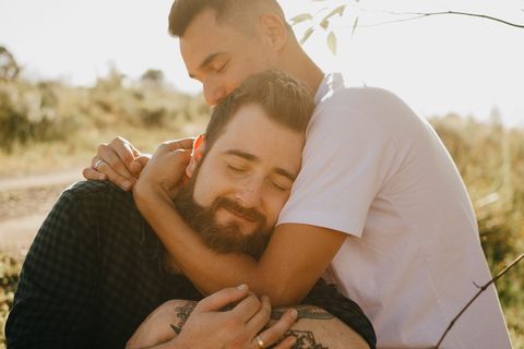 In der Psychologie versteht man unter Bindungstypen, wie Menschen in Beziehungen mit Nähe und Distanz umgehen. Demnach gibt es vier verschiedene Typen.