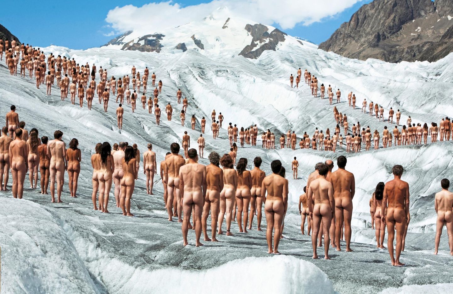2007 – Schweiz Greenpeace-Kampagne: Hunderte von nackten Menschen stehen mit dem Gesicht zu einem Glätscher