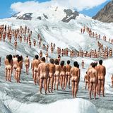 Greenpeace-Kampagne: Hunderte von nackten Menschen stehen mit dem Gesicht zu einem Glätscher