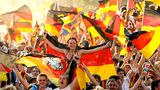 Fans mit Deutschland-Flaggen während des Sommermärchens 2006