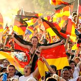 Fans mit Deutschland-Flaggen während des Sommermärchens 2006