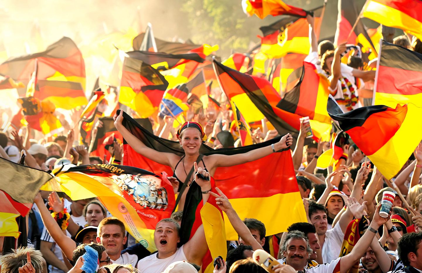 2006 – Stuttgart Fans mit Deutschland-Flaggen während des Sommermärchens 2006