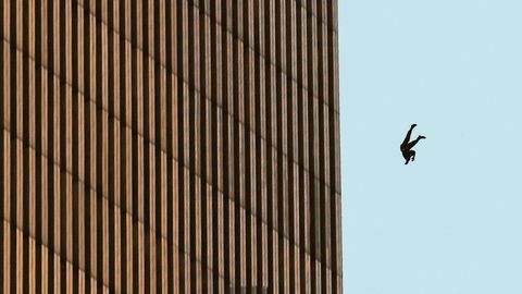 Ein Mensch springt in New York am 11. September 2001 aus einem der beiden Twin Tower
