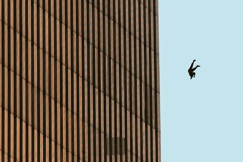 Ein Mensch springt in New York am 11. September 2001 aus einem der beiden Twin Tower