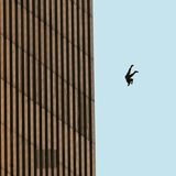Ein Mensch springt in New York am 11. September 2001 aus einem der beiden Twin Tower