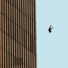 Ein Mensch springt in New York am 11. September 2001 aus einem der beiden Twin Tower