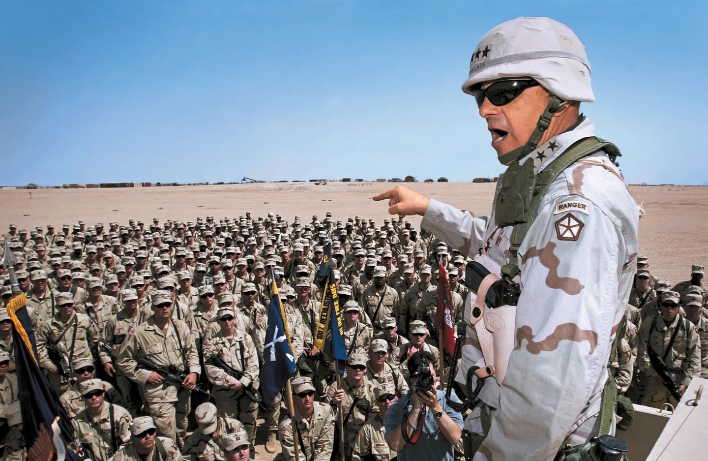 2003 – Kuwait General William Wallace, Befehlshaber des V. US-Corps, schwört seine Männer in der kuwaitischen Wüste ein