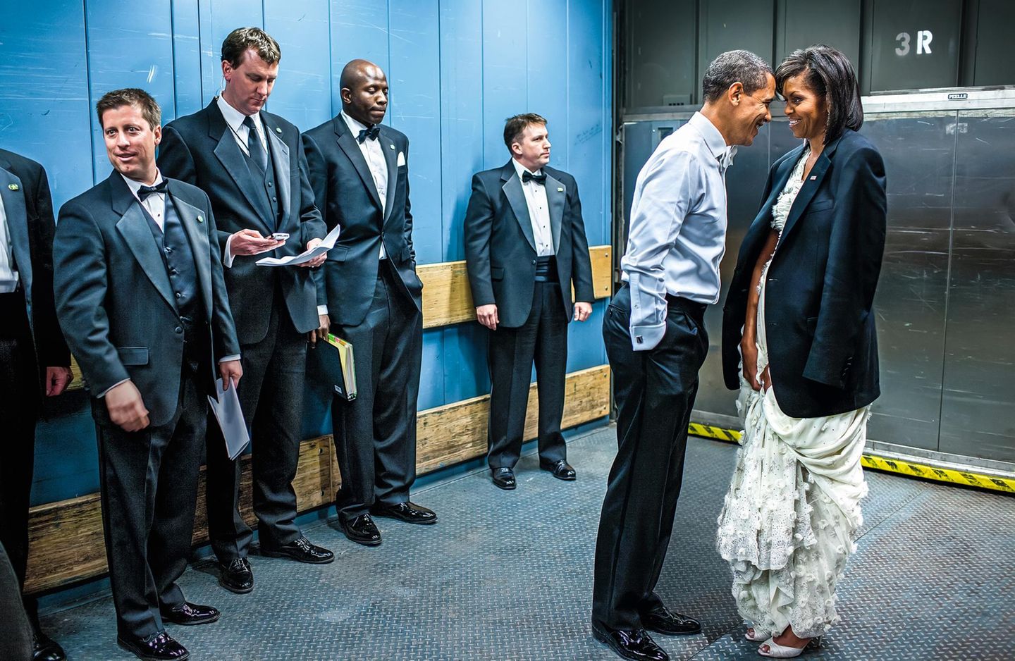 2009 – USA Barack und Michelle Obama freuen sich gemeinsam in einem Aufzug mit Security-Männern