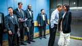Barack und Michelle Obama freuen sich gemeinsam in einem Aufzug mit Security-Männern
