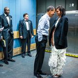 Barack und Michelle Obama freuen sich gemeinsam in einem Aufzug mit Security-Männern