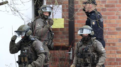 Eine Spezialeinheit der Polizei unterstützt die geplante Abschiebung zweier Flüchtlinge in Schwerin