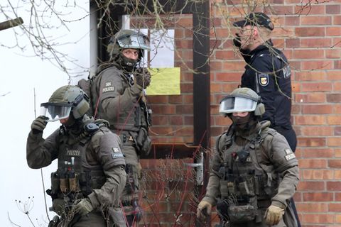 Eine Spezialeinheit der Polizei unterstützt die geplante Abschiebung zweier Flüchtlinge in Schwerin