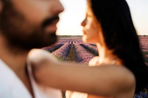 In der Psychologie versteht man unter Bindungstypen, wie Menschen in Beziehungen mit Nähe und Distanz umgehen.