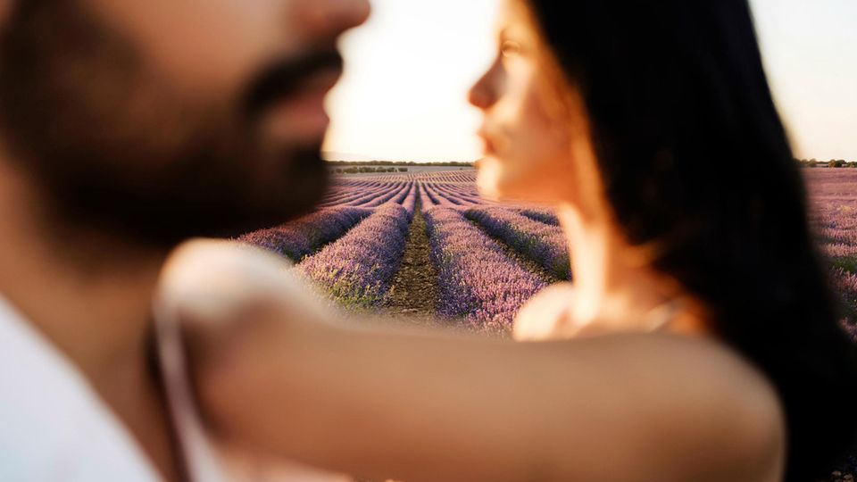 In der Psychologie versteht man unter Bindungstypen, wie Menschen in Beziehungen mit Nähe und Distanz umgehen.