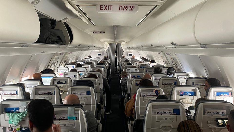 Behind the story: Please buckle up, fold up the tables and take your time: Flying with the Israeli airline El Al is safe, but it can be nerve-racking. On the way to Tel Aviv: The cabin interior of an Israeli airline El Al plane