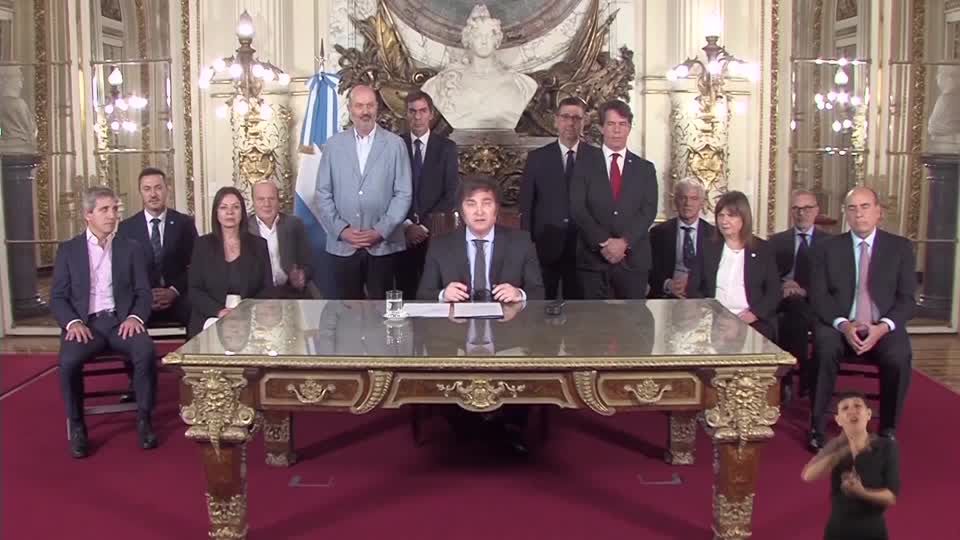Video: Argentiniens Präsident Milei kündigt radikale Deregulierung an - Tausende demonstrieren