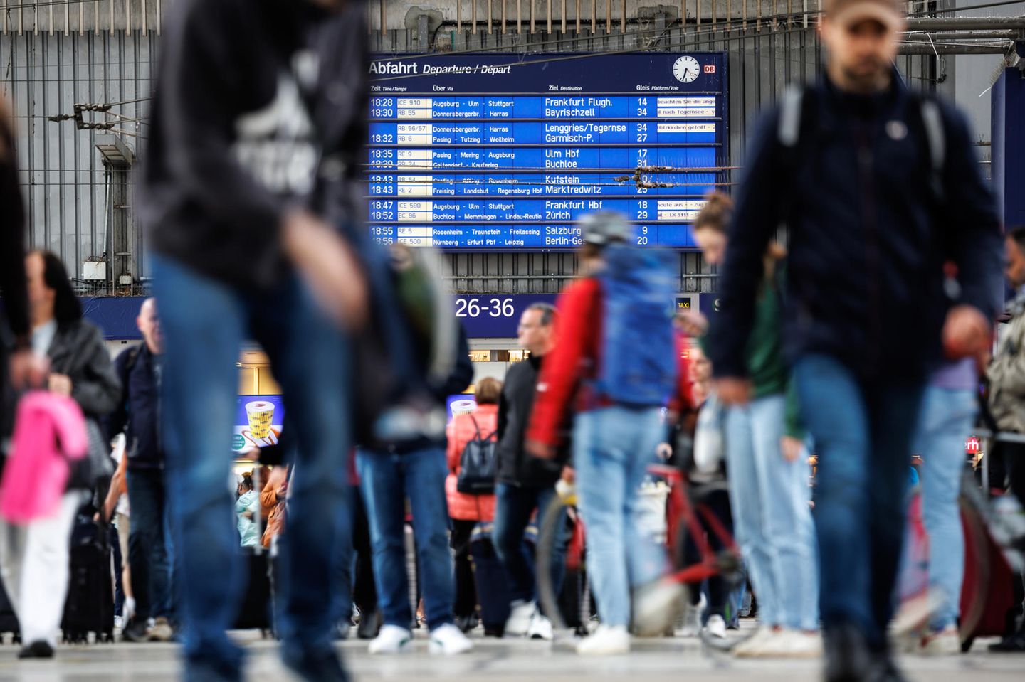 Donnerstag, 21. Dezember 2023: GDL kündigt mehrtägige Warnstreiks an Menschen am Bahnhof