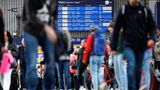 Menschen am Bahnhof