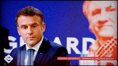 Emmanuel Macron vor einem Bild von Gerard Depardieu