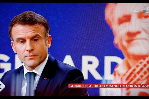 Emmanuel Macron vor einem Bild von Gerard Depardieu