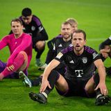 Öfter auf dem Hosenboden als in den letzten Jahren saßen die Profis aus München. Trotz beeindruckender 21 Tore von Stürmer-Star Harry Kane (r.) stehen die Bayern zum Ende der Hinrunde nicht an der Tabellenspitze und können die auch trotz Nachholspiel gegen Union Berlin nicht mehr erreichen. Und eine 1:5-Klatsche bei Eintracht Frankfurt kassieren die erfolgsverwöhnten Bayern auch nicht so oft. Thema in München schon seit Saisonbeginn: der zu dünne Kader. "Es darf was passieren, aber der Wintertransfermarkt ist nicht einfach", sagte Trainer Thomas Tuchel beim Pay-TV-Sender Sky. Im Spiel beim VfL Wolfsburg hatten dem Trainer acht kranke oder verletzte Profis gänzlich gefehlt, einige Startelfspieler gingen angeschlagen in die Partie.