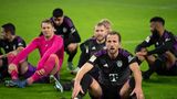 Öfter auf dem Hosenboden als in den letzten Jahren saßen die Profis aus München. Trotz beeindruckender 21 Tore von Stürmer-Star Harry Kane (r.) stehen die Bayern zum Ende der Hinrunde nicht an der Tabellenspitze und können die auch trotz Nachholspiel gegen Union Berlin nicht mehr erreichen. Und eine 1:5-Klatsche bei Eintracht Frankfurt kassieren die erfolgsverwöhnten Bayern auch nicht so oft. Thema in München schon seit Saisonbeginn: der zu dünne Kader. "Es darf was passieren, aber der Wintertransfermarkt ist nicht einfach", sagte Trainer Thomas Tuchel beim Pay-TV-Sender Sky. Im Spiel beim VfL Wolfsburg hatten dem Trainer acht kranke oder verletzte Profis gänzlich gefehlt, einige Startelfspieler gingen angeschlagen in die Partie.