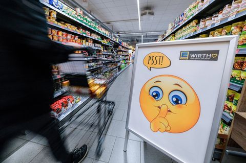 Schild im Edeka weist auf "Stille Stunde" hin