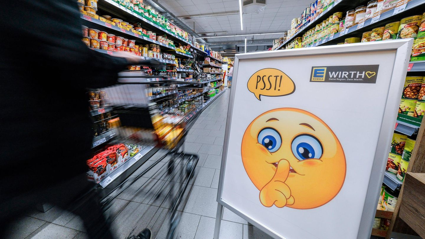 Schild im Edeka weist auf "Stille Stunde" hin