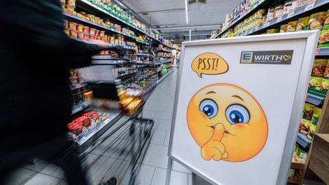 Schild im Edeka weist auf "Stille Stunde" hin