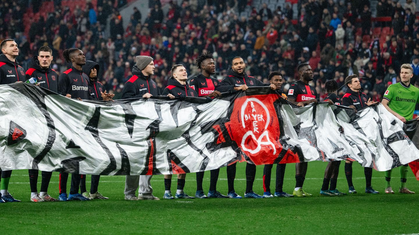 Bayer 04 Leverkusen Kommen wir zu einer positiven Überraschung: das als "Vizekusen" verschrieene Bayer Leverkusen feiert die Herbstmeisterschaft – und das zu Recht. Die von Xabi Alonso trainierte Truppe spielt diese Saison den schönsten und erfolgreichsten Fußball. Nun gilt ja noch immer die Aussage von Uli Hoeneß: "Der Nikolaus war noch nie ein Osterhase:" Aber dass Leverkusen die Mannschaft ist, die die Meisterschaft spannend macht, dürften die wenigsten erwartet haben.
