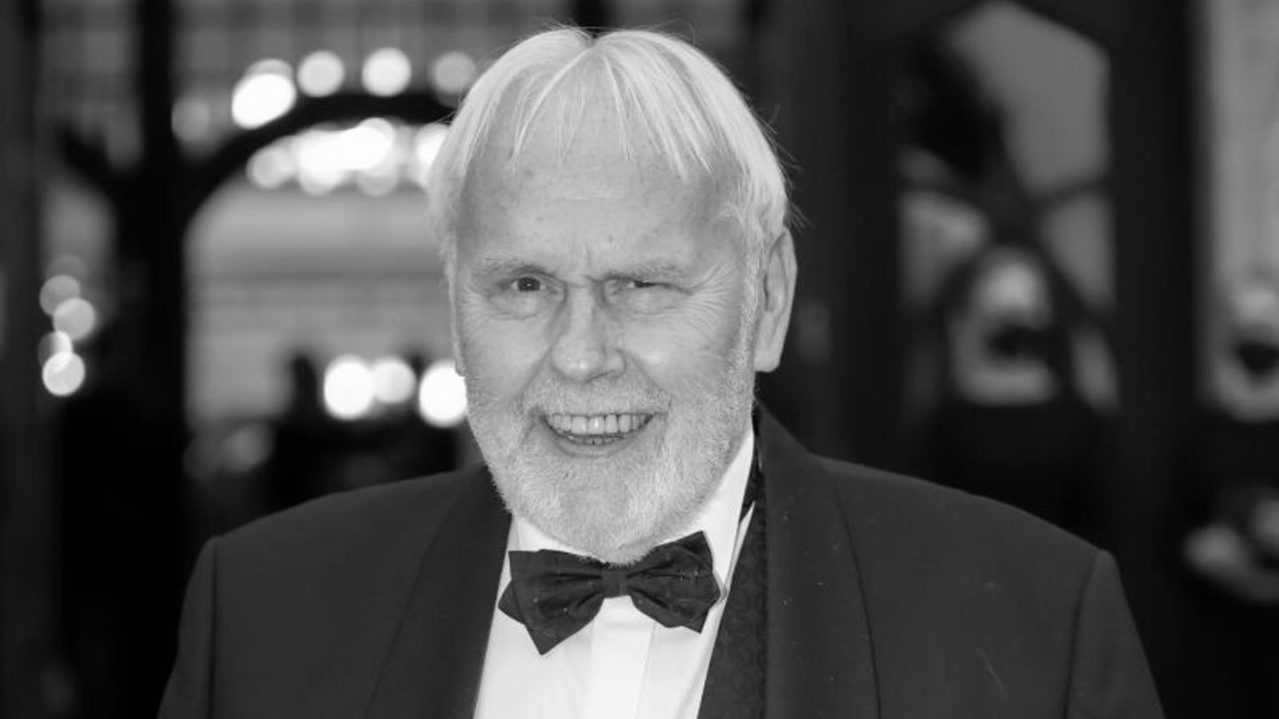 Er gehörte zu den TV-Publikumslieblingen, war als Sänger und Entertainer nicht nur im Osten gefragt und noch im Rentenalter voller Ideen. Am 19. Dezember starb Gunther Emmerlich - auch für Freunde und Kollegen plötzlich und unerwartet - im Alter von 79 Jahren in Dresden. Er erlag einem Herzversagen, wie sein Manager Gunter Grebler der Deutschen Presse-Agentur am Mittwoch mitteilte, nachdem zuerst der MDR berichtet hatte. Noch zwei Tage vor seinem Tod trat Emmerlich für eine TV-Aufzeichnung auf, es gab berufliche und private Verabredungen für die nächste Zeit, wie Freunde berichteten. Der 1944 in Eisenberg (Thüringen) geborene Bass wollte als Junge Pilot werden oder zur See fahren, studierte dann aber nach einer Ausbildung als Bauingenieur Operngesang an der Musikhochschule Franz Liszt Weimar. 1972 engagierte ihn das Nachwuchsstudio der Dresdner Oper - kurz darauf wurde er ins Ensemble übernommen. Daneben gründete der Banjo-Spieler und Jazzsänger 1985 mit gleichgesinnten Musikern der Staatskapelle die Semper HouseBand. Ab 1987 eroberte der Kammersänger dann den TV-Bildschirm in der DDR und bot mit "Showkolade" - einem Mix aus Glitzer, Zeitkritik und Kabarett - sogar Thomas Gottschalks "Wetten, dass..?" im Westen Paroli. 1992 löste er seinen Vertrag mit der Semperoper, um frei zu arbeiten. Mit Sendungen wie "Nimm Dir Zeit", "Gunther und drüber" und "Zauberhafte Heimat" avancierte er dann zu einem Liebling deutscher Fernsehzuschauer in Ost und West. 2008 debütierte er mit der Opernsängerin Deborah Sasson erfolgreich in der New Yorker Carnegie Hall. Sein Musik-Repertoire reichte von Kirchenmusik über Lieder-Zyklen, Arien und Duette bis zu Dixieland und Swing. 2015 debütierte er in einer Operette bei den Bad Hersfelder Festspielen.