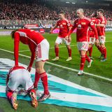 Oft genug waren die Spieler von Union Berlin am Boden, aber diesmal bejubelt Datro Fofana dort sein 2:0 gegen den 1. FC Köln. Im letzten Spiel des Jahres gelingt den Berlinern der vierte Saisonsieg in der Bundesliga. Mit gerade einmal 13 Punkten schaffen sie es knapp über den berühmten Strich, der die Abstiegsränge markiert. Dabei waren die Berliner in den vergangenen Jahren von Liga zwei bis in die Champions League durchmarschiert. Nun geht das Fußball-Märchen zu Ende.