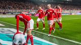 Oft genug waren die Spieler von Union Berlin am Boden, aber diesmal bejubelt Datro Fofana dort sein 2:0 gegen den 1. FC Köln. Im letzten Spiel des Jahres gelingt den Berlinern der vierte Saisonsieg in der Bundesliga. Mit gerade einmal 13 Punkten schaffen sie es knapp über den berühmten Strich, der die Abstiegsränge markiert. Dabei waren die Berliner in den vergangenen Jahren von Liga zwei bis in die Champions League durchmarschiert. Nun geht das Fußball-Märchen zu Ende.