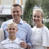 Alexej Nawalny steht mit seiner Frau Julia (r), seiner Tochter Daria und seinem Sohn Zakhar, für ein Foto zusammen