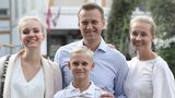 Alexej Nawalny steht mit seiner Frau Julia (r), seiner Tochter Daria und seinem Sohn Zakhar, für ein Foto zusammen