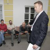 Alexej Nawalny mit dunklem Anzug, weißem Hemd und einer Krawatte