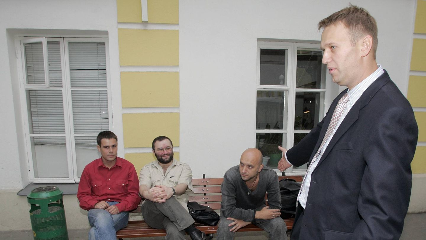 Alexej Nawalny 2007: Die politischen Anfänge Alexej Nawalny mit dunklem Anzug, weißem Hemd und einer Krawatte