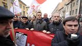 Alexej Nawalny und seine Mitstreiter tragen ein rotes Transparent auf einer Demonstration