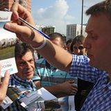 Alexej Nawalny gibt Autogramme