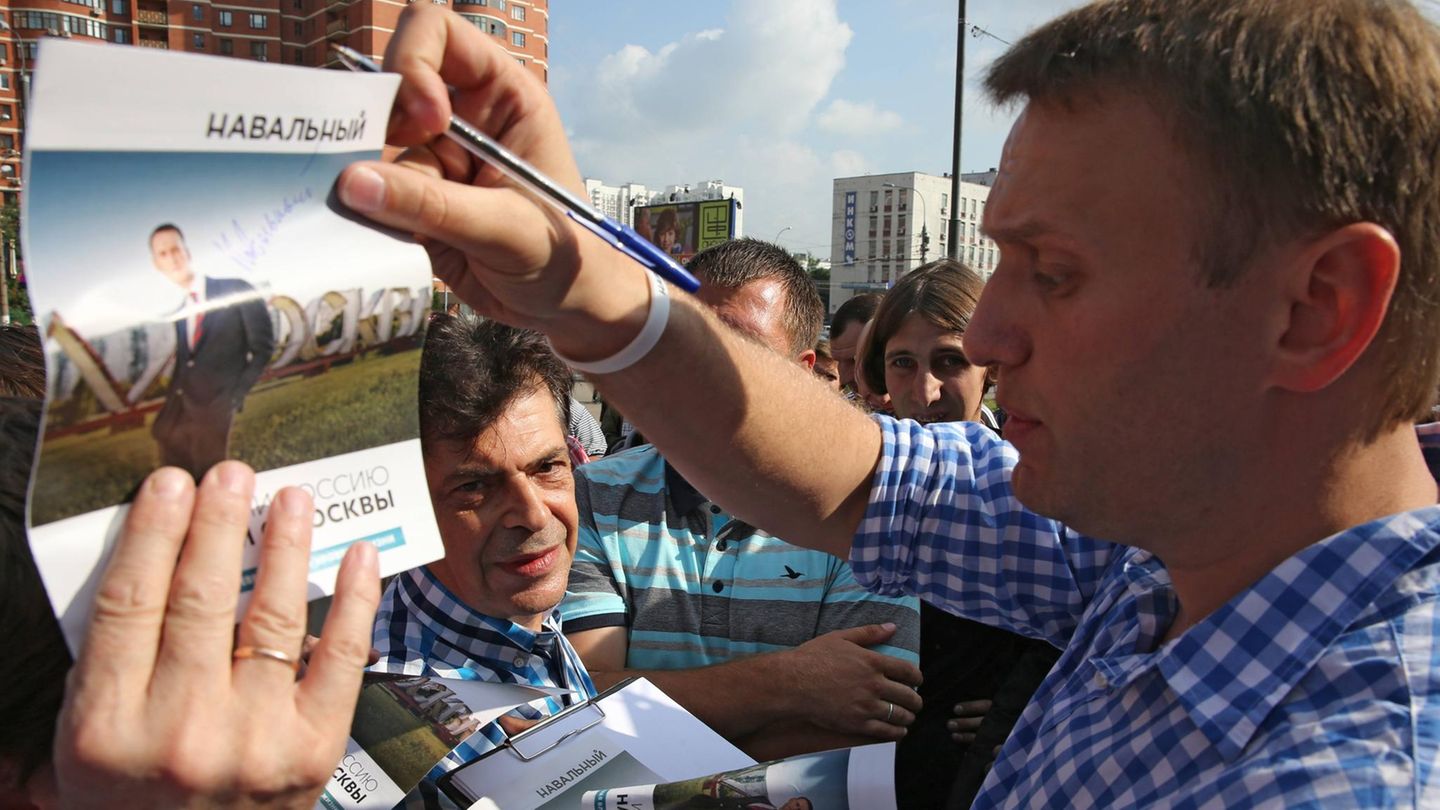 Alexej Nawalny gibt Autogramme