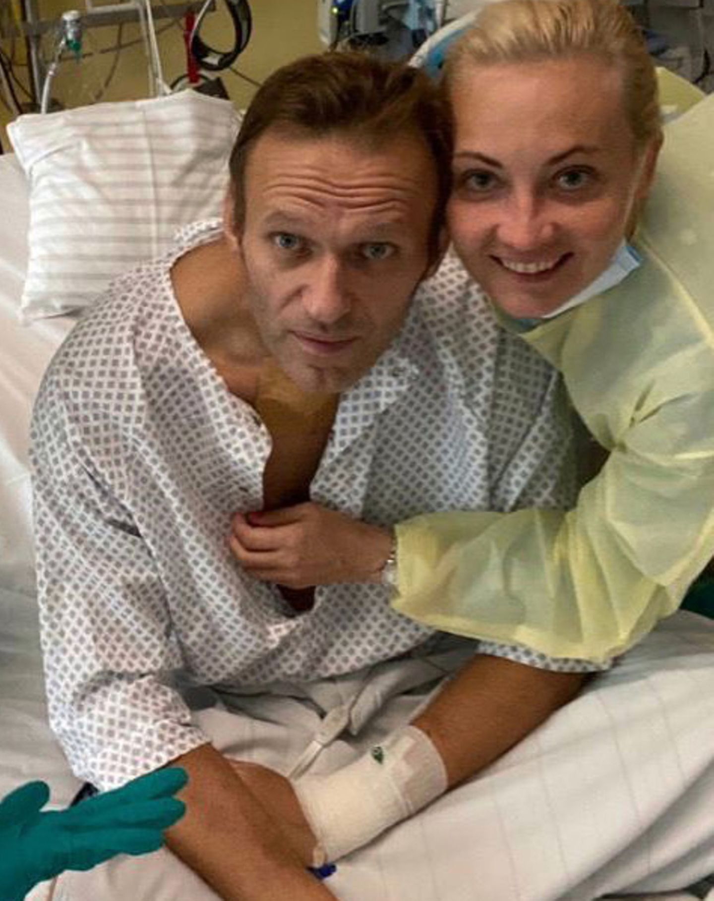 Die Kinder (nicht im Bild) von Alexej Nawalny machen ein Selfie mit ihm und seiner Frau Julia in der Charité