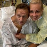 Die Kinder (nicht im Bild) von Alexej Nawalny machen ein Selfie mit ihm und seiner Frau Julia in der Charité