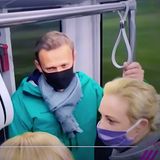 Alexej Nawalny hält sich am Haltegriff in einer Bahn fest
